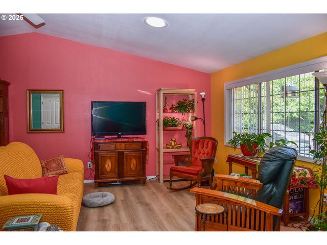 640 GOLDEN Ln, Medford, OR 97504