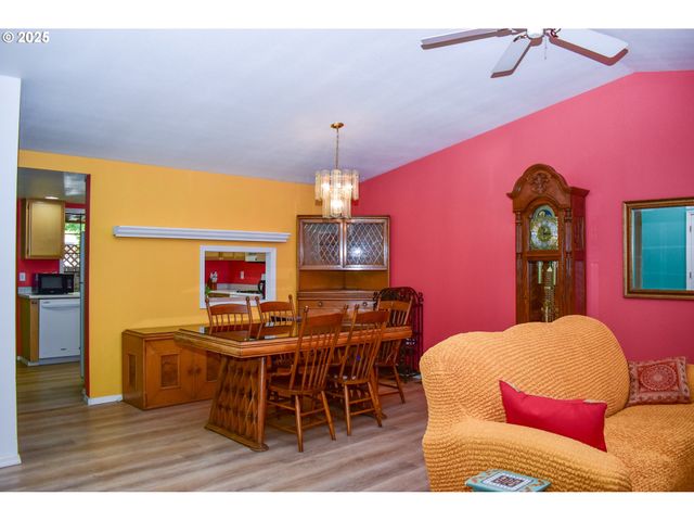 640 GOLDEN Ln, Medford, OR 97504