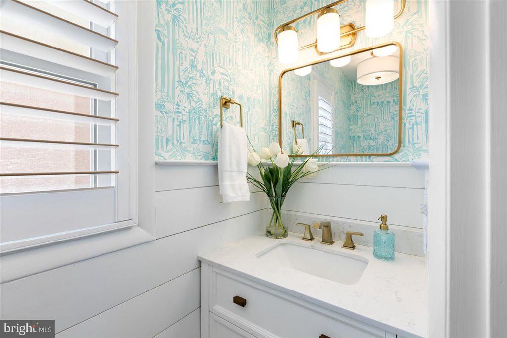 Image 16 of property listing at 401 14TH ST #1, Ocean City, MD 21842