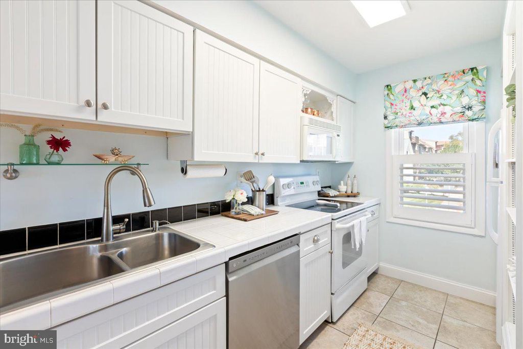 Image 20 of property listing at 401 14TH ST #1, Ocean City, MD 21842