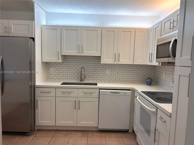 215 Lakeview Dr 101, Weston, FL 33326