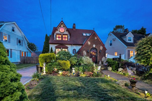 31 Roosevelt Avenue, Hicksville, NY 11801