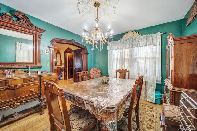 31 Roosevelt Avenue, Hicksville, NY 11801