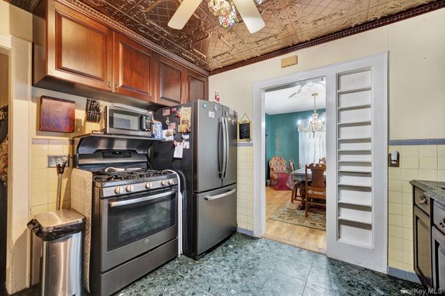 31 Roosevelt Avenue, Hicksville, NY 11801