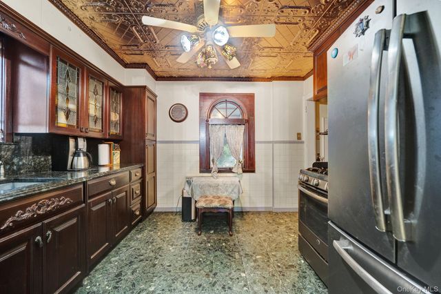 31 Roosevelt Avenue, Hicksville, NY 11801