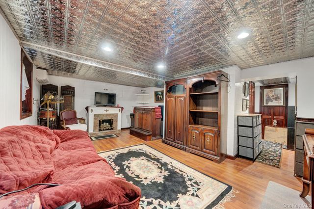 31 Roosevelt Avenue, Hicksville, NY 11801