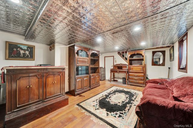 31 Roosevelt Avenue, Hicksville, NY 11801