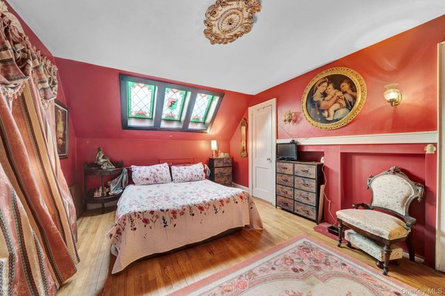 31 Roosevelt Avenue, Hicksville, NY 11801