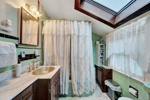 31 Roosevelt Avenue, Hicksville, NY 11801