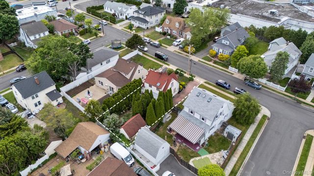 31 Roosevelt Avenue, Hicksville, NY 11801