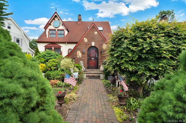31 Roosevelt Avenue, Hicksville, NY 11801