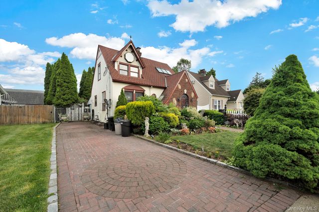31 Roosevelt Avenue, Hicksville, NY 11801