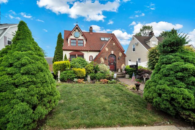 31 Roosevelt Avenue, Hicksville, NY 11801