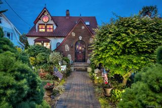 31 Roosevelt Avenue, Hicksville, NY 11801