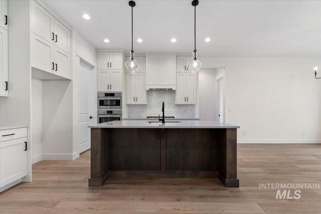 11127 S Corballis Ln, Kuna, ID 83634