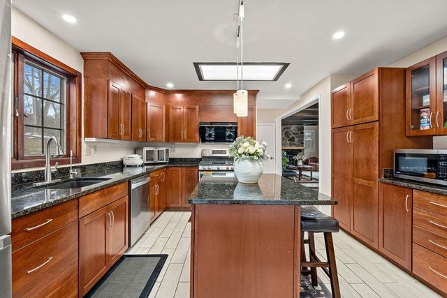 13 Long Rd, Westford, MA 01886