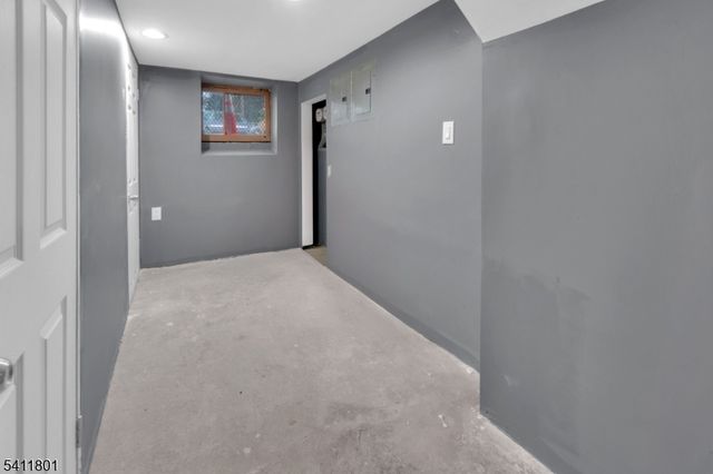 32 Dodd St, East Orange City, NJ 07017