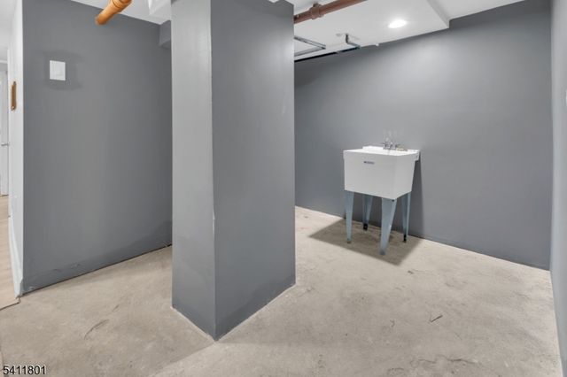 32 Dodd St, East Orange City, NJ 07017