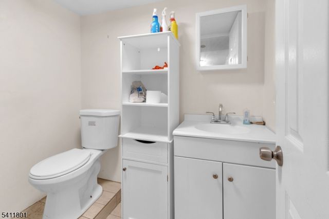 32 Dodd St, East Orange City, NJ 07017