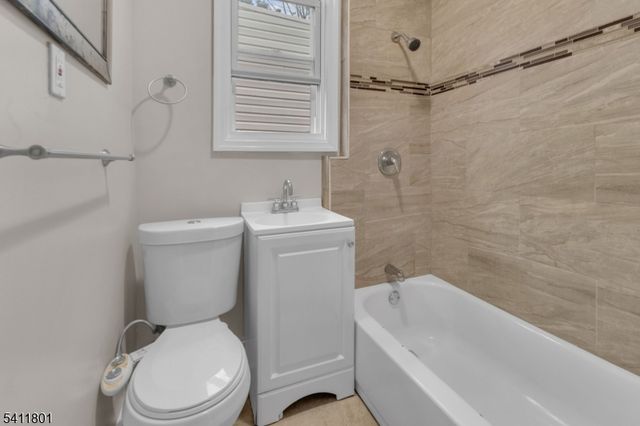 32 Dodd St, East Orange City, NJ 07017