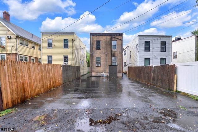 32 Dodd St, East Orange City, NJ 07017