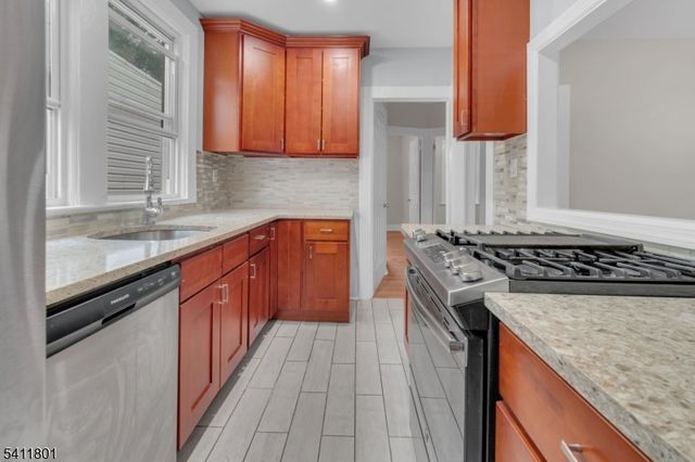 32 Dodd St, East Orange City, NJ 07017