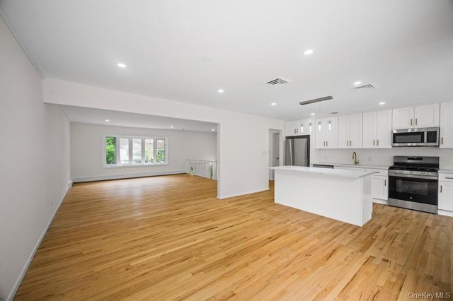 26 Ravine Road, Great Neck, NY 11023