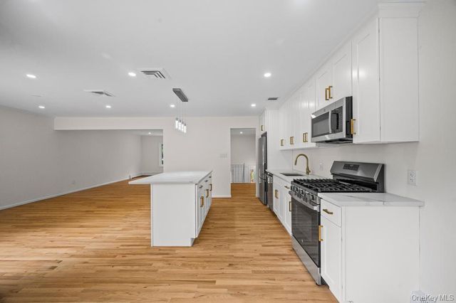 26 Ravine Road, Great Neck, NY 11023