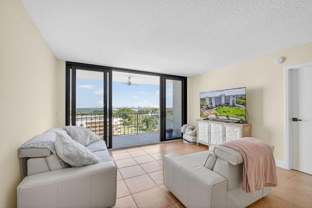 336 Golfview Road 905, North Palm Beach, FL 33408