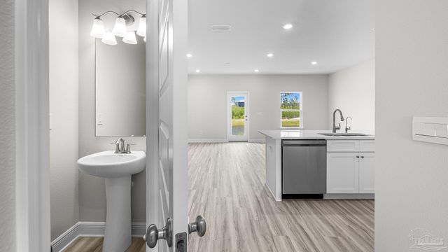 48 Hatten Ct, Mary Esther, FL 32569