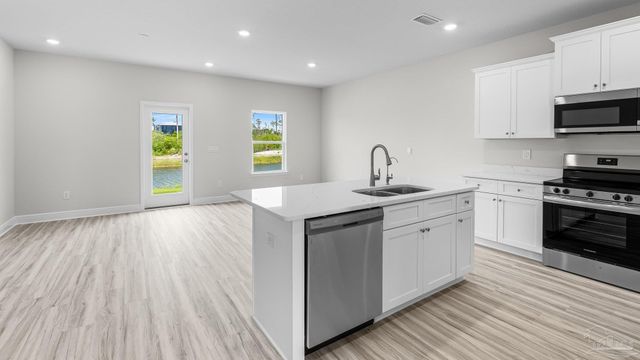 48 Hatten Ct, Mary Esther, FL 32569