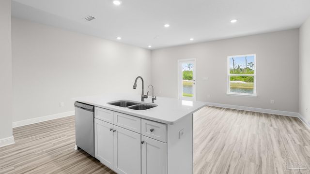 48 Hatten Ct, Mary Esther, FL 32569