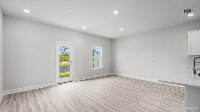 48 Hatten Ct, Mary Esther, FL 32569