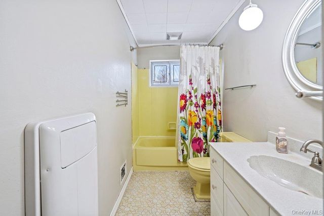 90 Babylon Avenue, West Islip, NY 11795