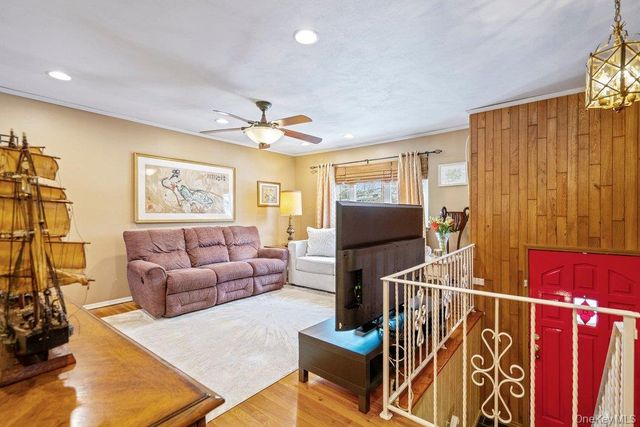 90 Babylon Avenue, West Islip, NY 11795