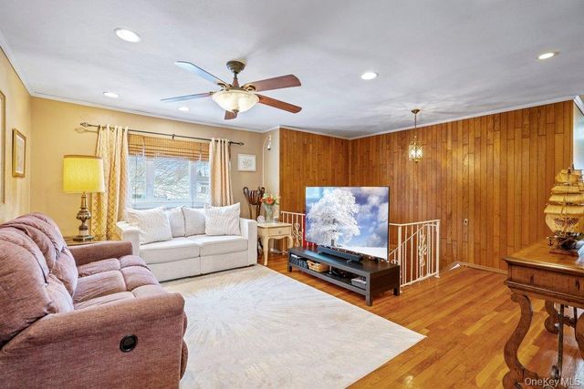 90 Babylon Avenue, West Islip, NY 11795