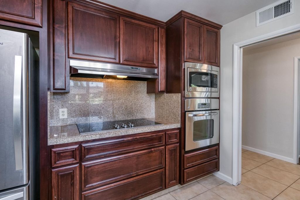 Image 11 of property listing at 1231 W Fremont Avenue, Fresno, CA 93711