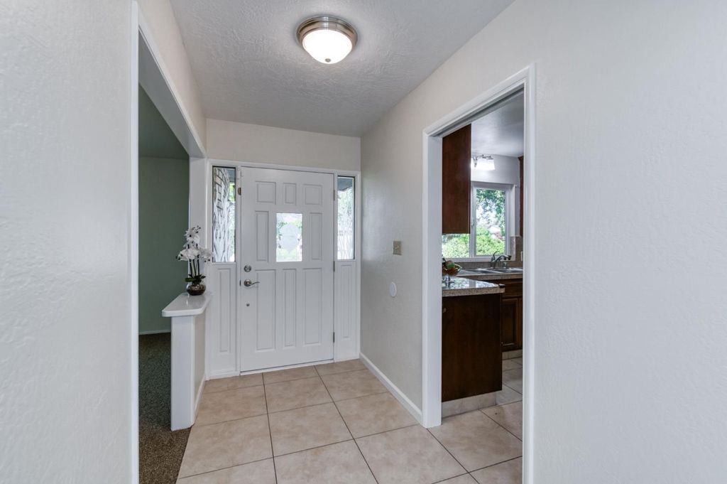 Image 6 of property listing at 1231 W Fremont Avenue, Fresno, CA 93711