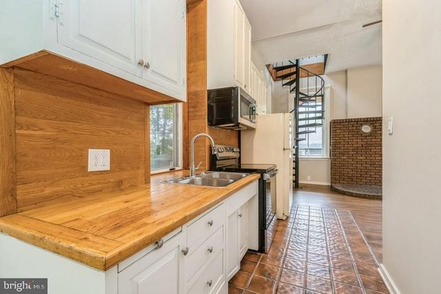 16 RAILROAD PL, Pennington, NJ 08534