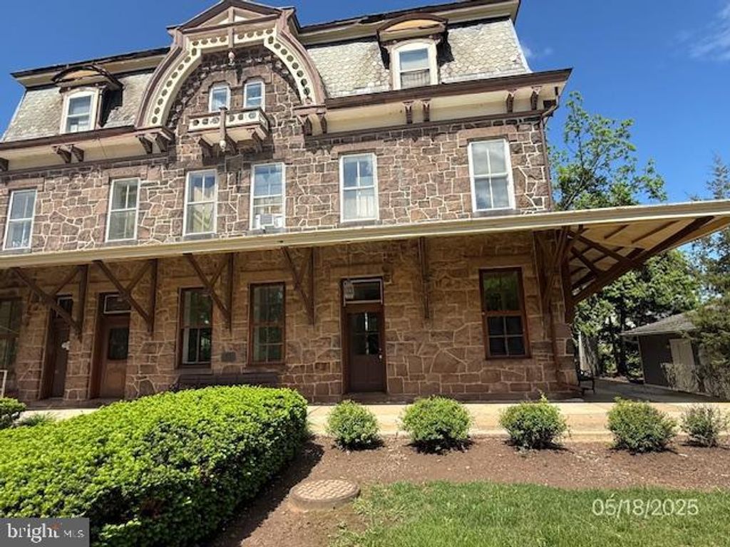 16 RAILROAD PL, Pennington, NJ 08534