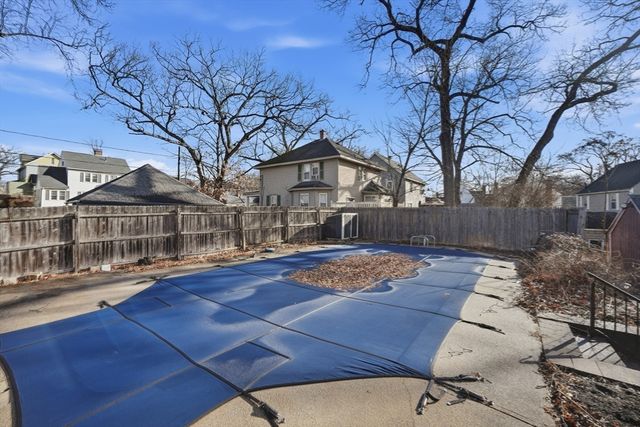 785 Dickinson St, Springfield, MA 01108