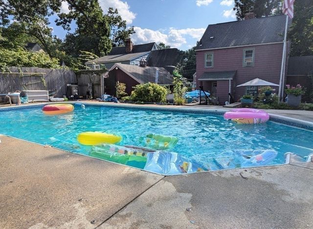 785 Dickinson St, Springfield, MA 01108