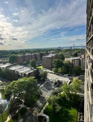 2 Bay Club Drive 15R, Bayside, NY 11360