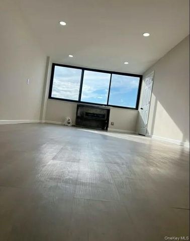 2 Bay Club Drive 15R, Bayside, NY 11360