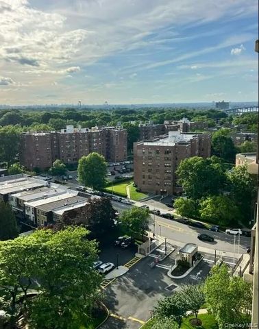 2 Bay Club Drive 15R, Bayside, NY 11360