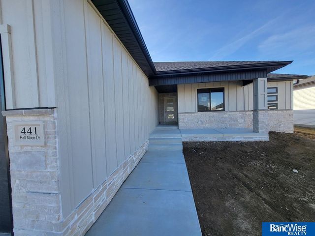 441 Half Moon Drive, Lincoln, NE 68527