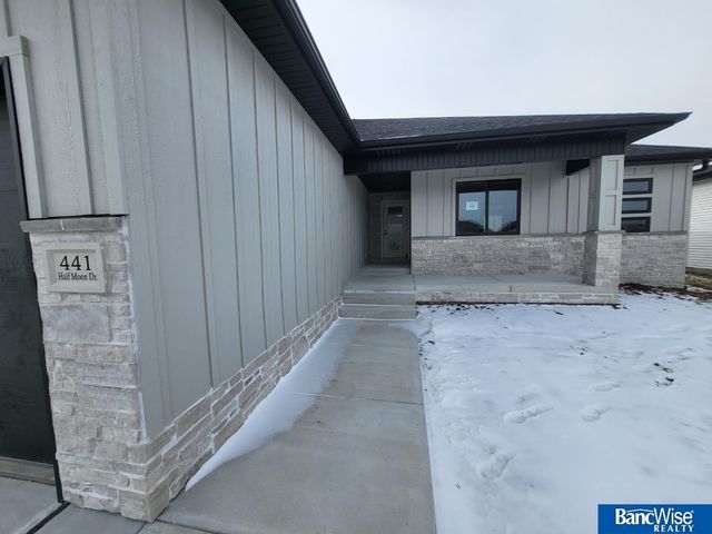 441 Half Moon Drive, Lincoln, NE 68527