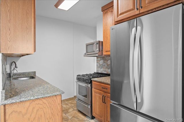 230 Garth Road 7D1, Scarsdale, NY 10583