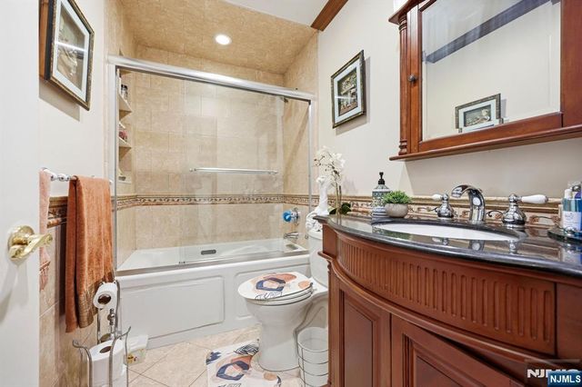 27 Pennsylvania Avenue, Montvale, NJ 07645