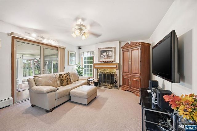 27 Pennsylvania Avenue, Montvale, NJ 07645